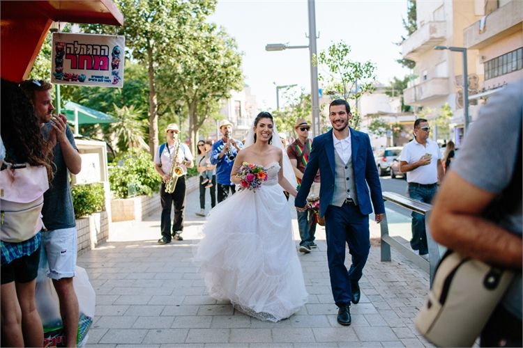 זוג עושה שכונה ומתחתן בשוק הכרמל 1
